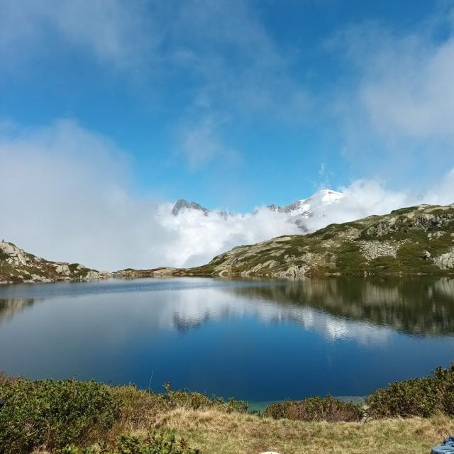Lac de montagne avec de la brume
