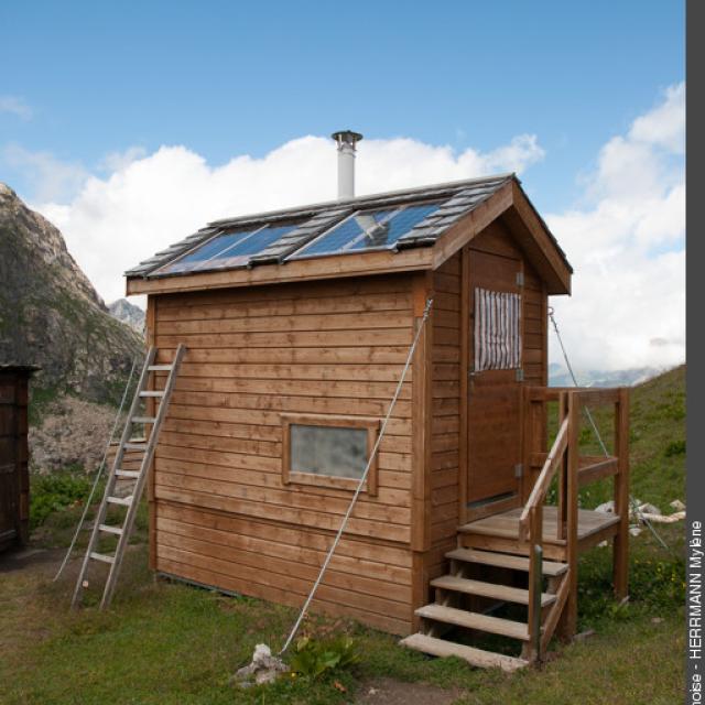 Toilettes sèches, refuge du Fond des Fours, Parc national de la Vanoise © M. Herrmann, PNV